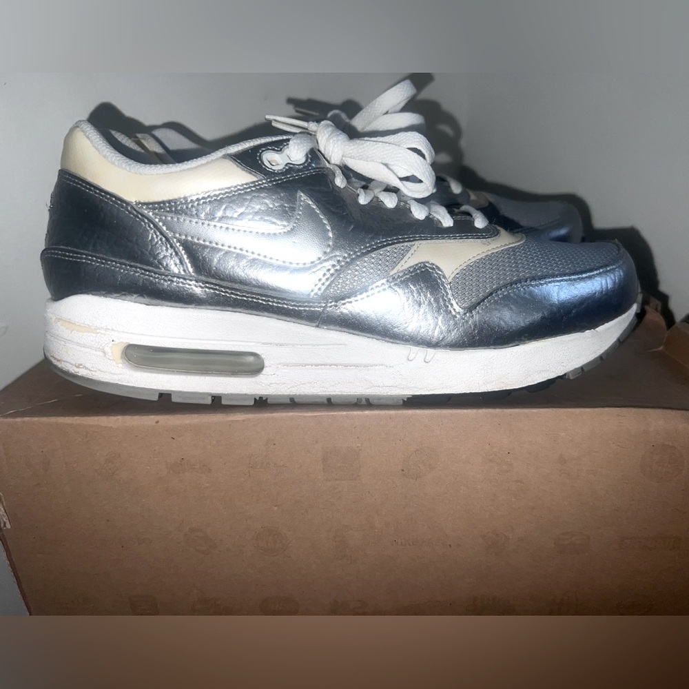 NIKE AIR MAX 1 ( 2011 RELEASE) SIZE 9 SLIVER AND WHITE & GRAY COLOR WAY